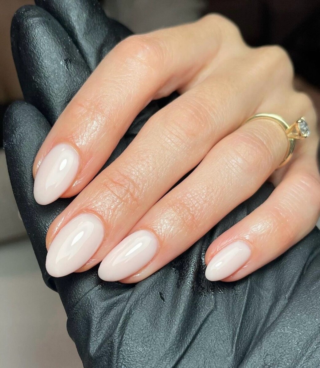 Ongles laiteux style glass skin