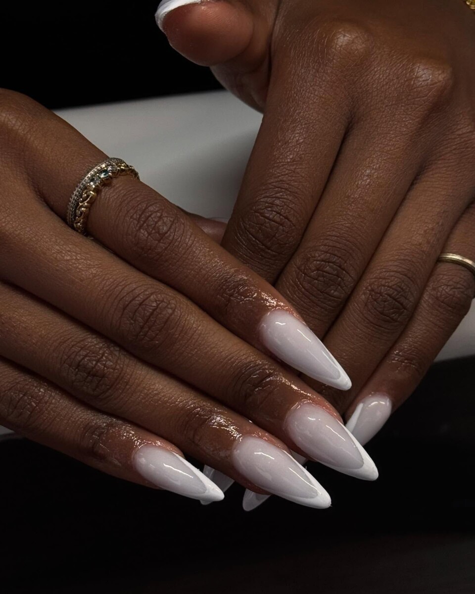 Ongles laiteux style glass skin