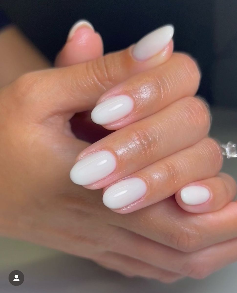 Ongles laiteux style glass skin