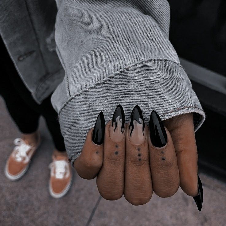 Manucure noire mate chic