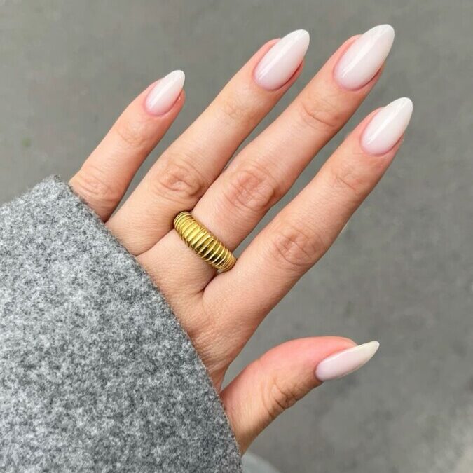 Douceur de nacre : la tendance de l’ongle blanc laiteux