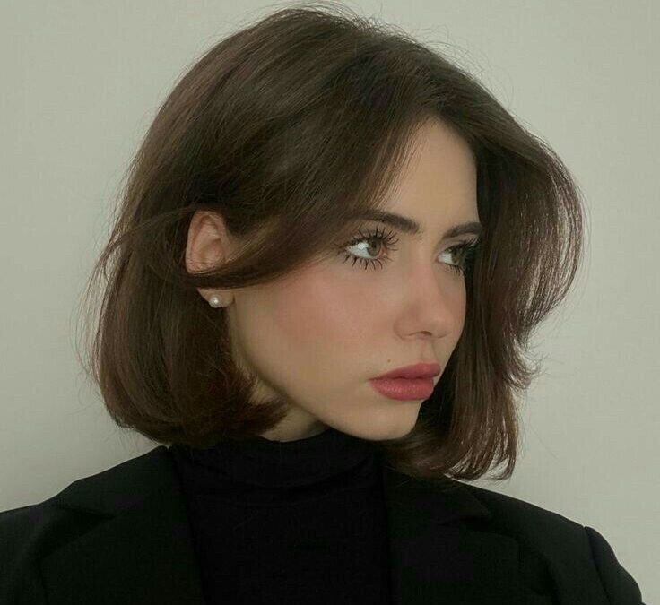 L’esprit libre : comment entretenir sa frange rideau cheveux courts