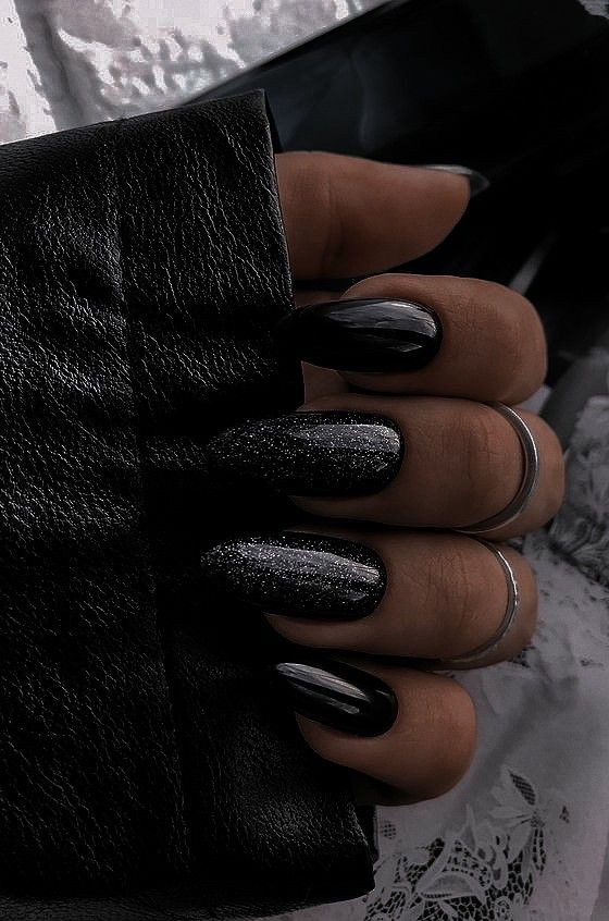 Ongles gel noir velours
