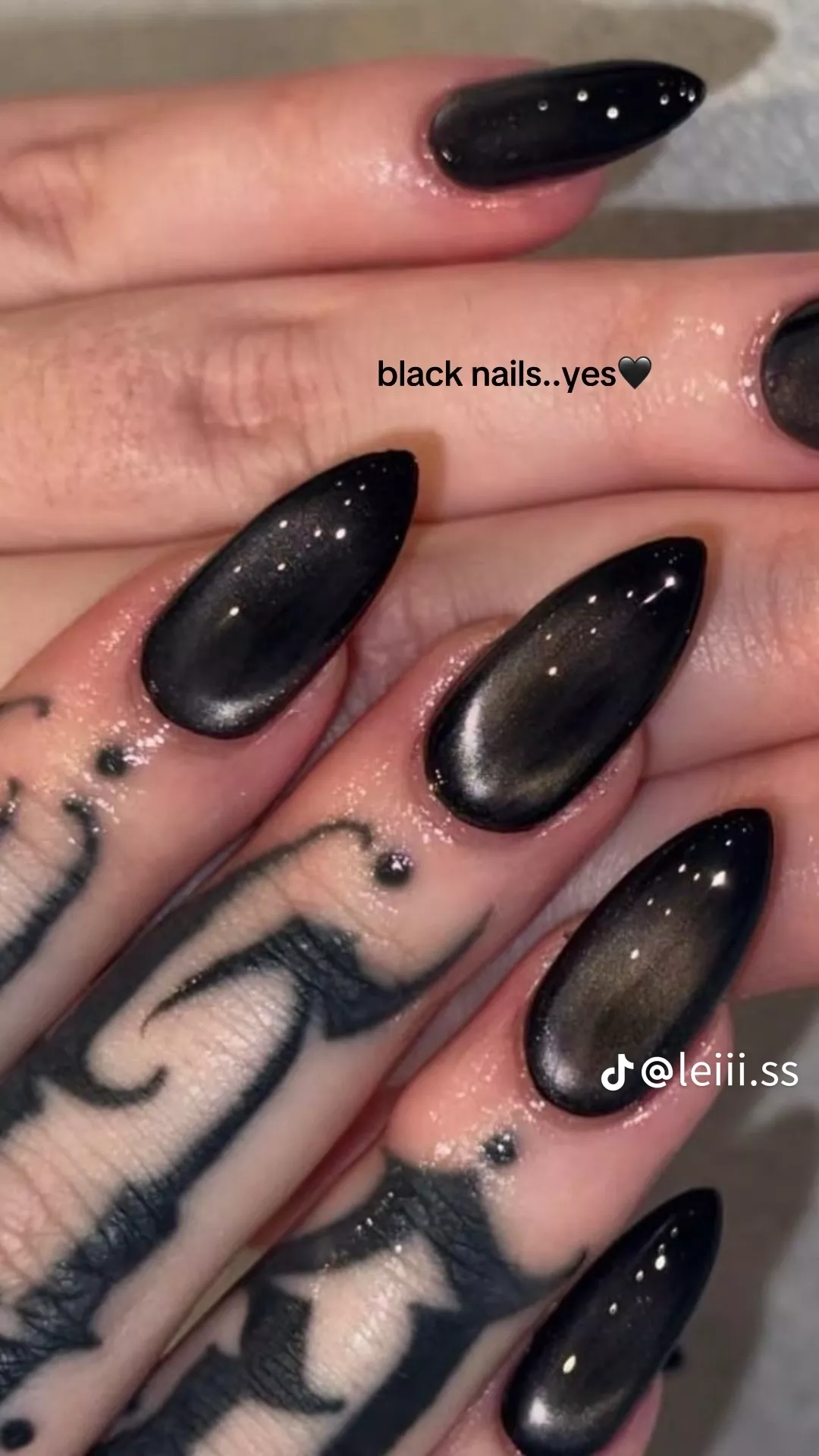 Ongles gel noir velours