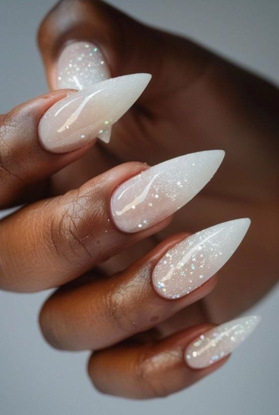 Ongles blanc laiteux nacré