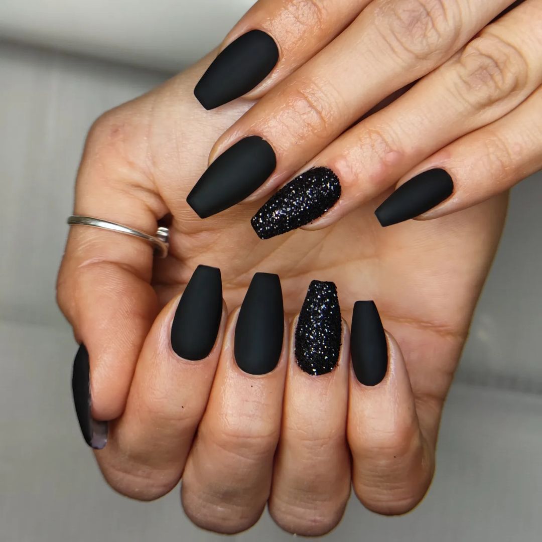 manucure noir mate