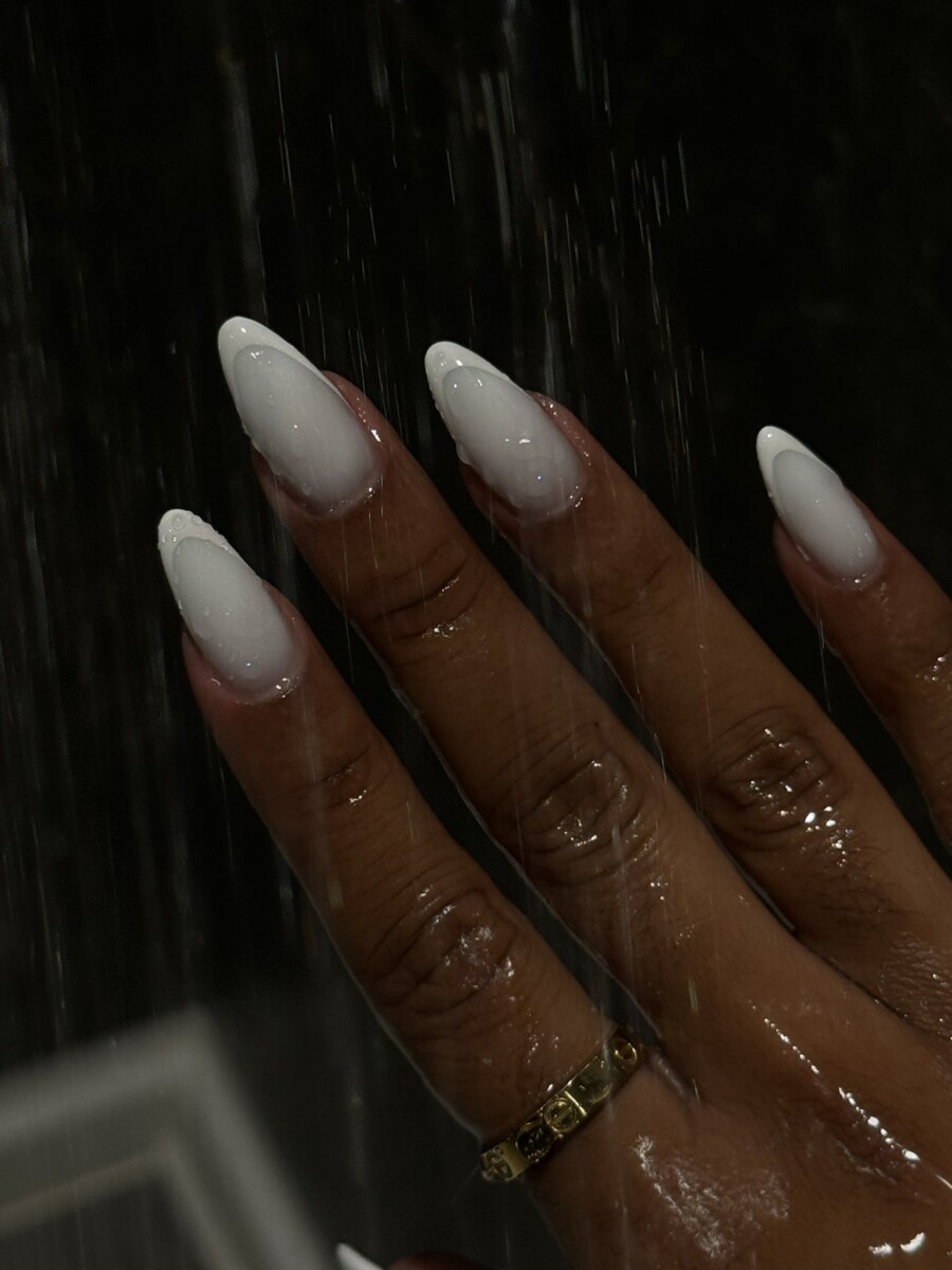 ongles blanc laiteux