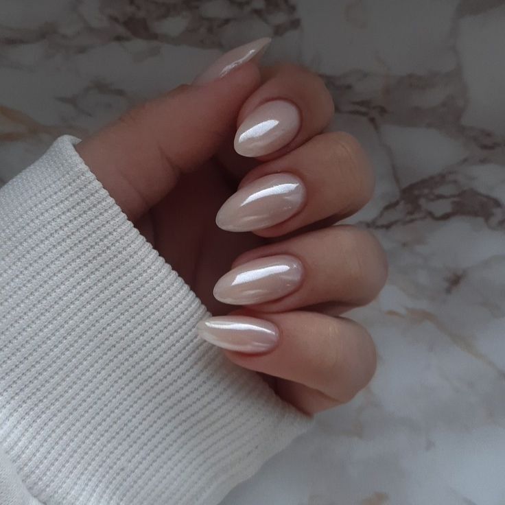 Ongles blanc laiteux nacré