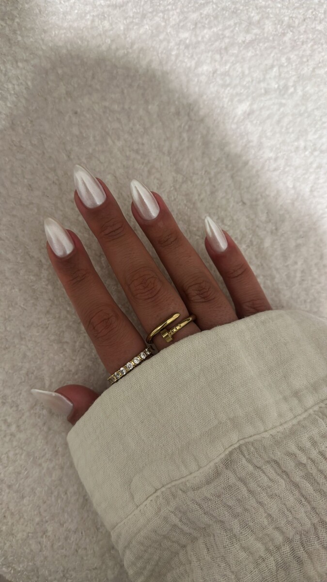 Ongles blanc laiteux nacré