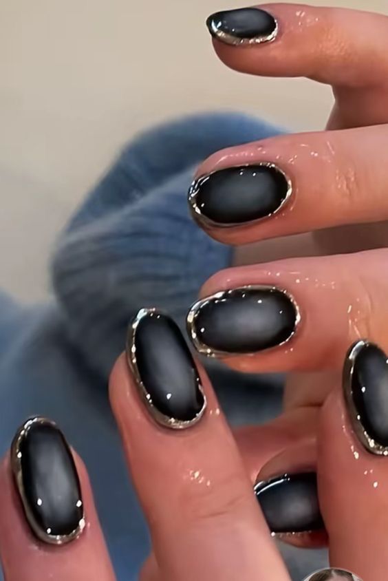 ongle en gel noir mat