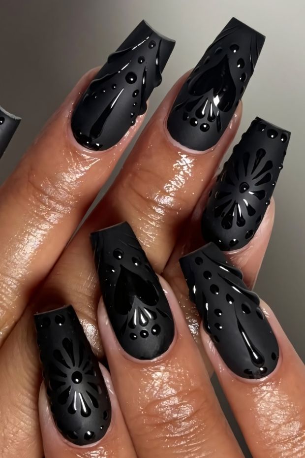 ongles en gel noir mat