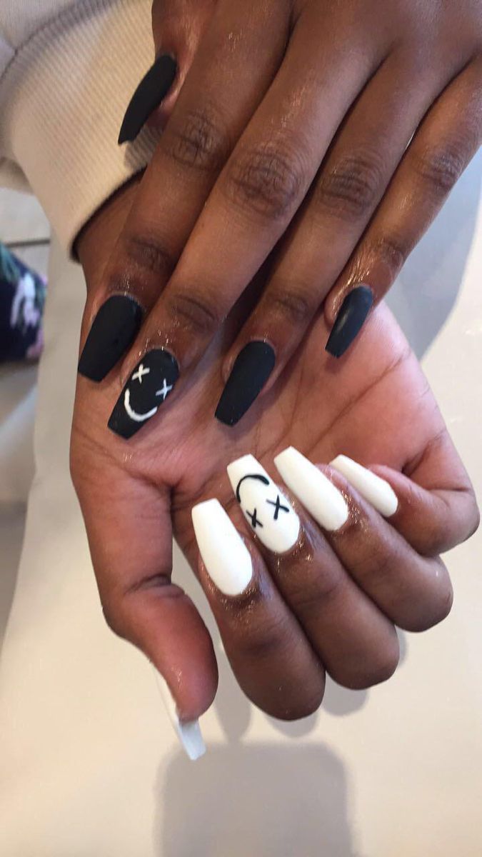 ongles en gel noir mat