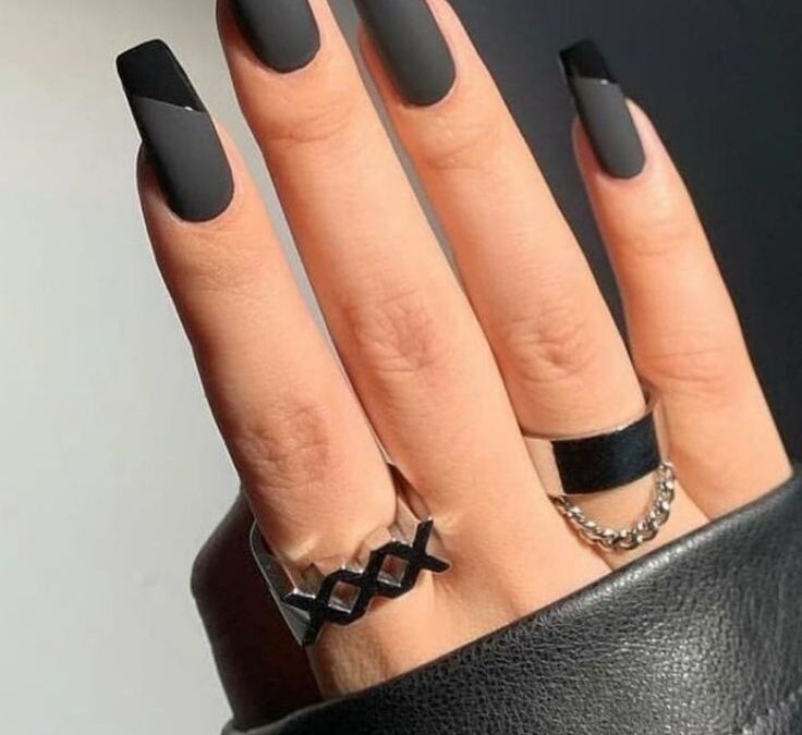 Velours nocturne : le chic des ongles en gel noir mat