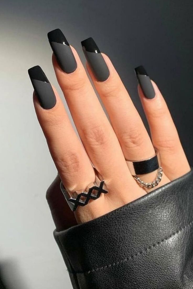 ongles en gel noir mat