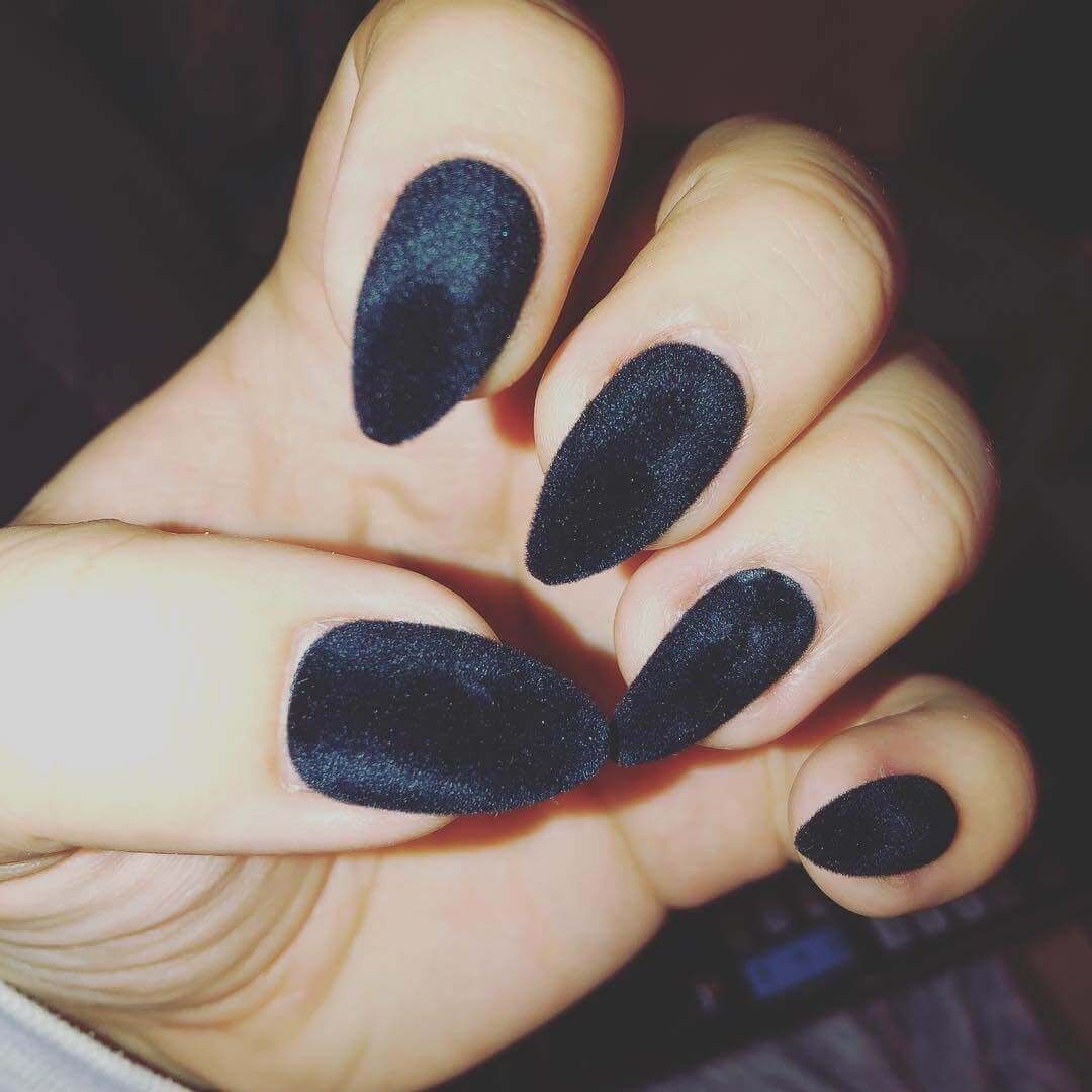 ongle en gel noir mat
