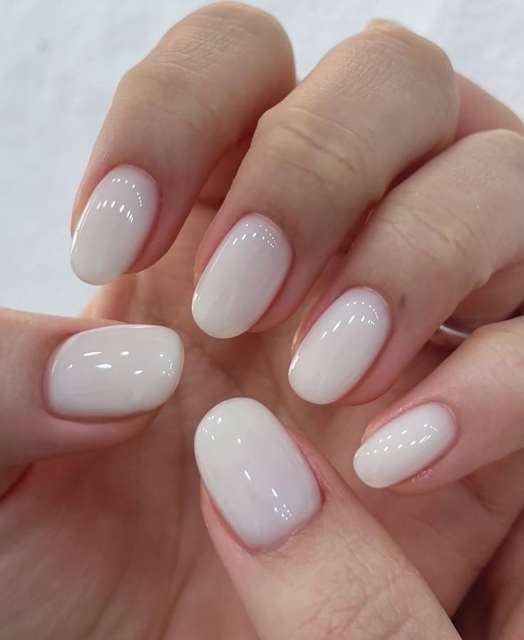 Ongles blanc laiteux nacré