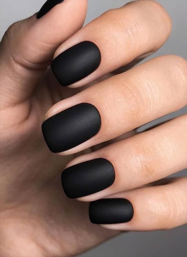 manucure noir mate