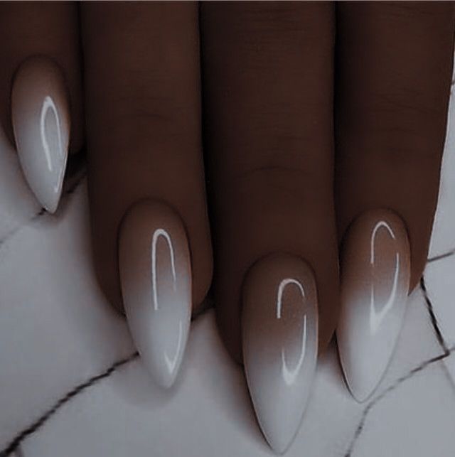 Ongles blanc laiteux nacré