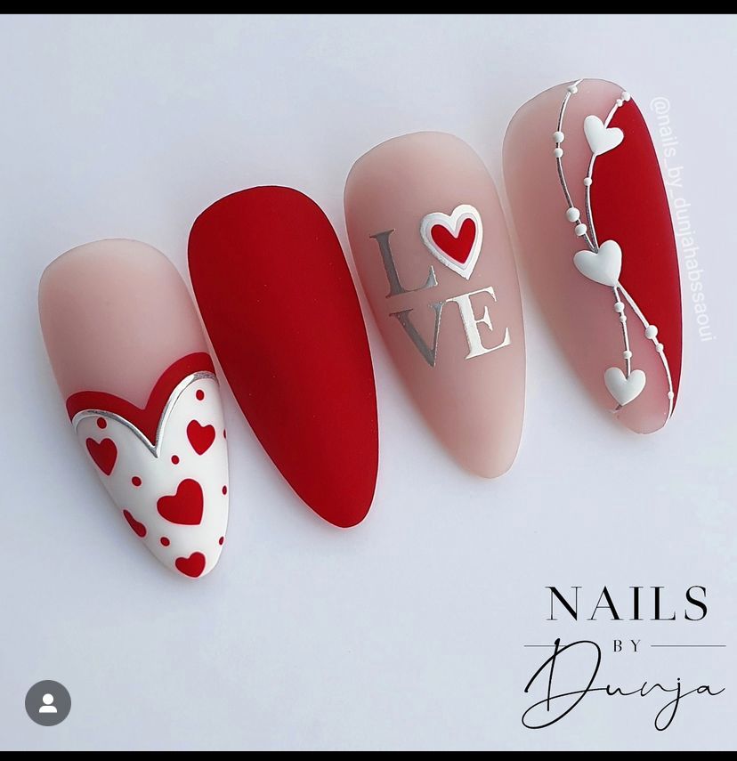Nail art cœur Saint-Valentin