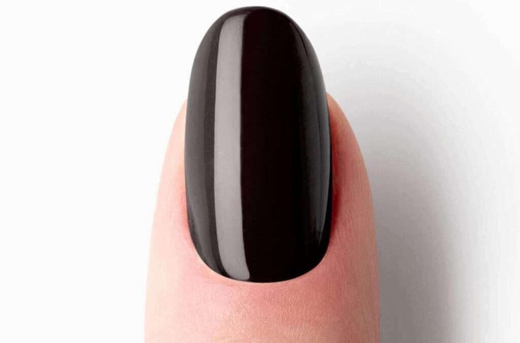 Profondeur et velours : la beauté d’un ongle en gel noir mat