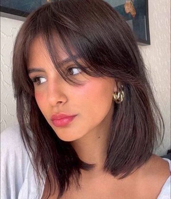 Douceur et volume : la frange rideau carré long pour un look naturel